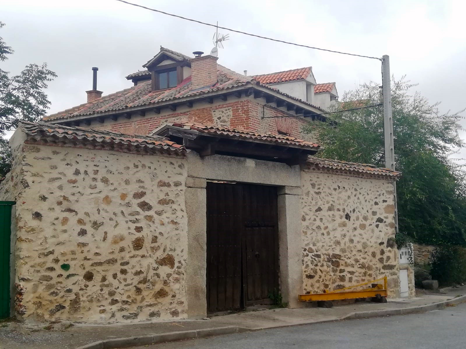 Puerta de la Casa de esquileo retocada 