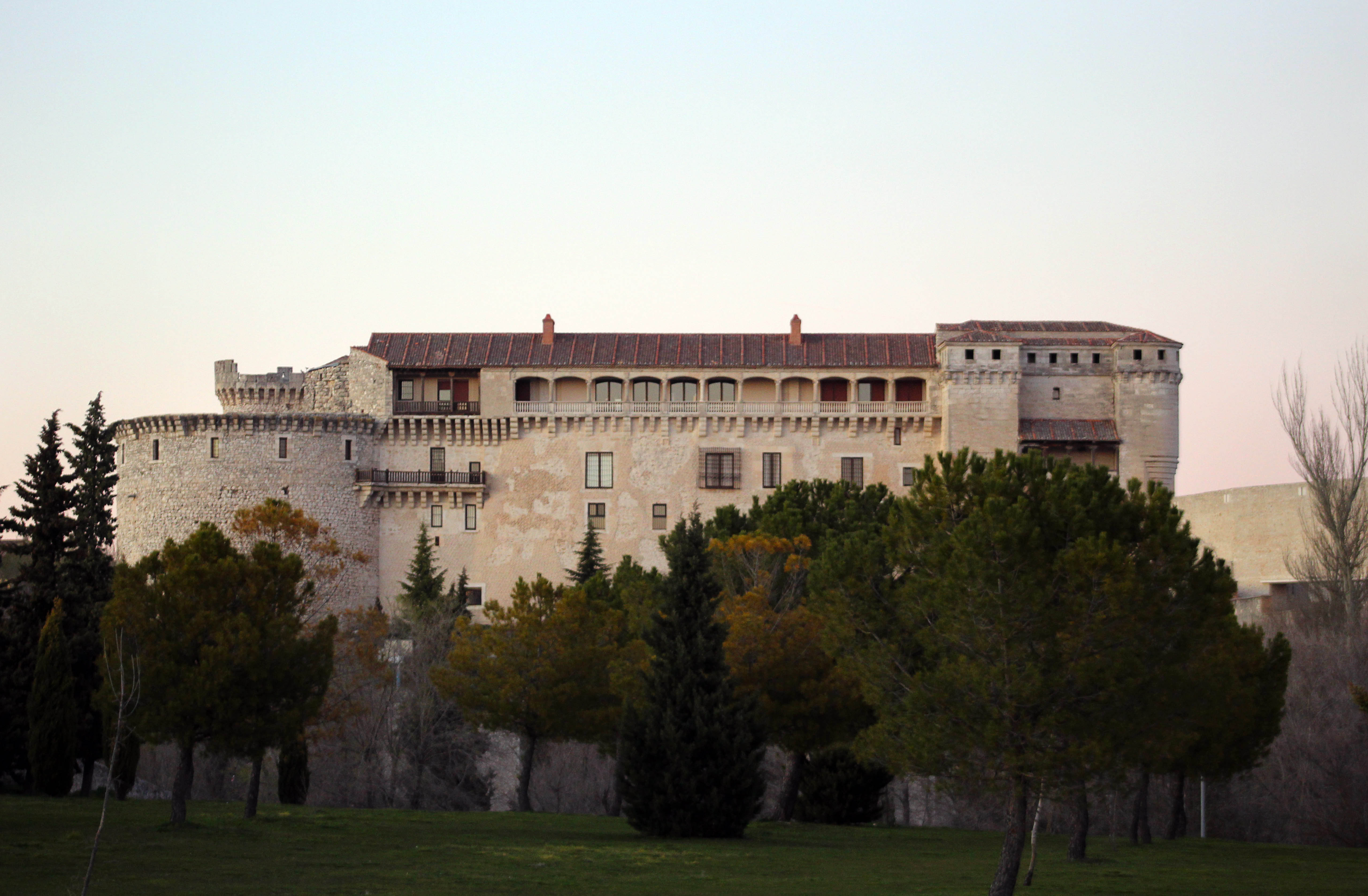 CASTILLO_DE_CUÉLLAR_FACHADA_SUR_retocada.jpg